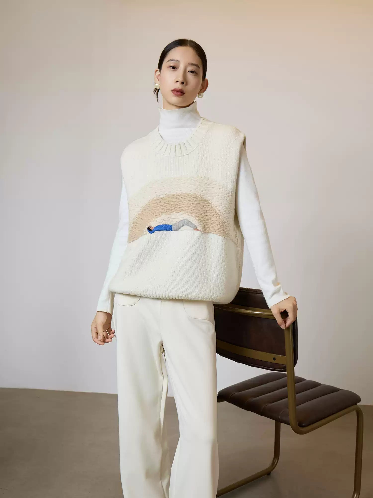 Sleeveless Wool Sweater with Embroidery