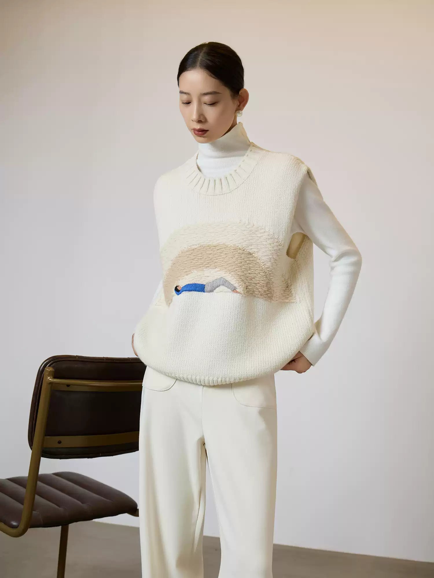 Sleeveless Wool Sweater with Embroidery