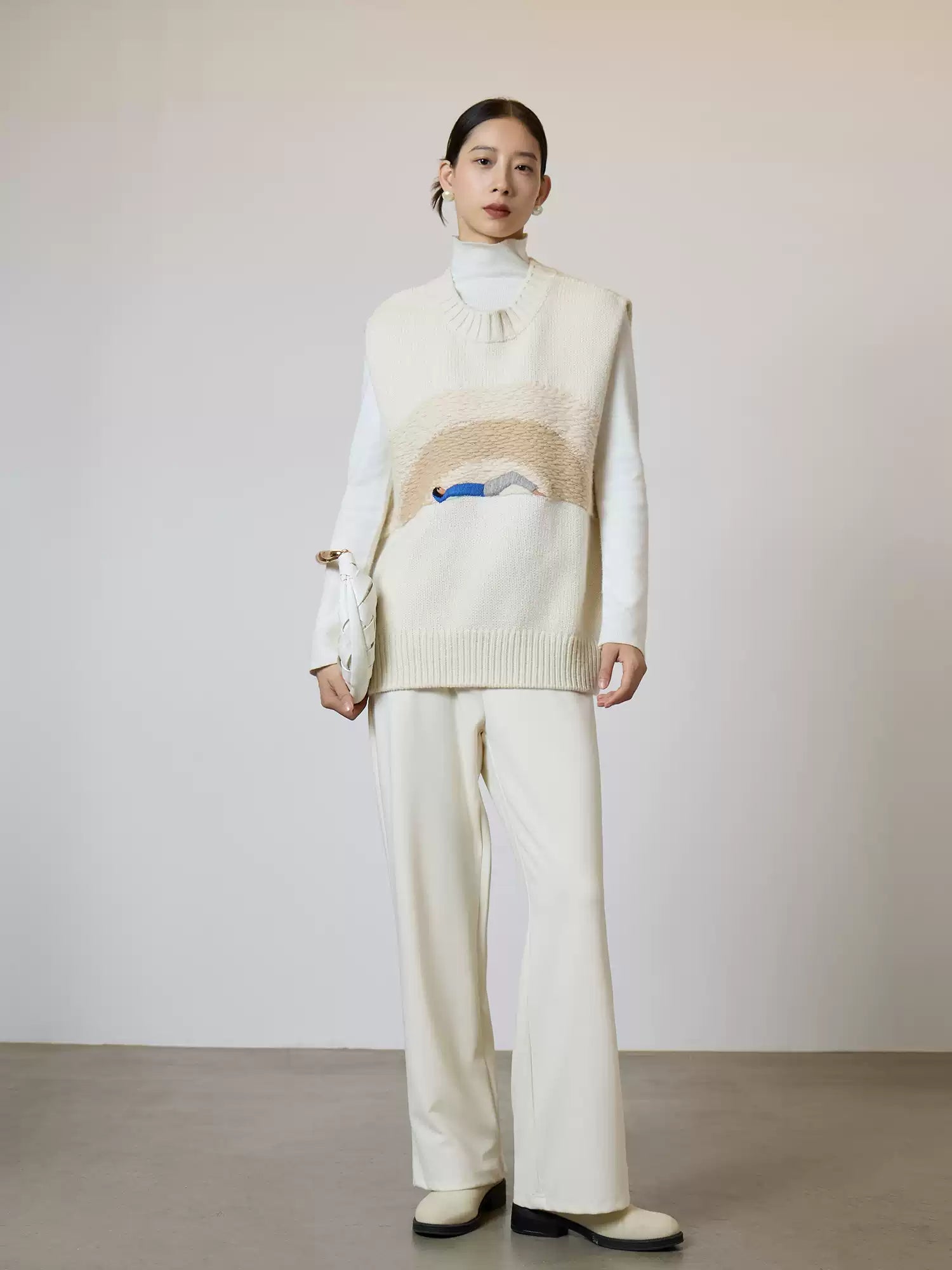 Sleeveless Wool Sweater with Embroidery