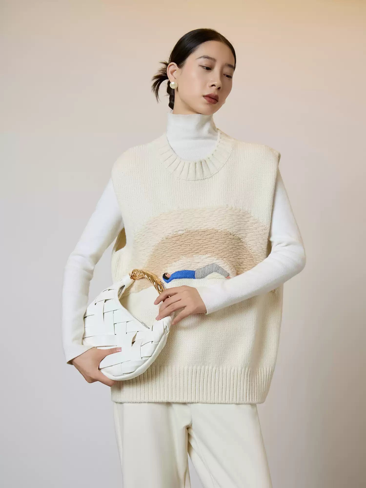 Sleeveless Wool Sweater with Embroidery